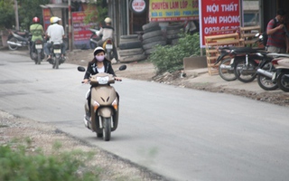 Trải nhựa con đường "đau khổ" nhất Thủ đô, người dân vui như hội